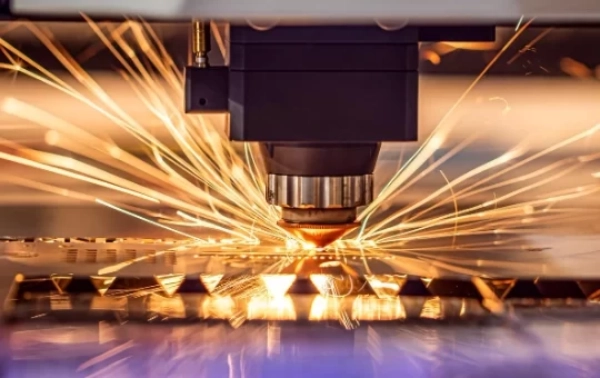 Laser realizando o corte de uma chapa metálica