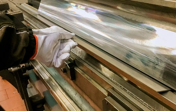 Dobradeira CNC conformando uma chapa de metal